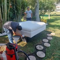 Proceso de limpieza profesional de colchón